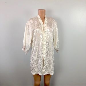 Vintage white Val Mode robe size large.